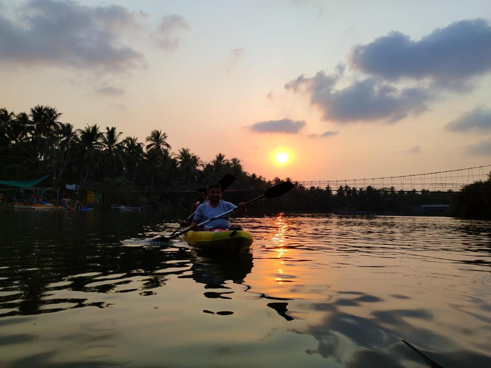 Hangout Kalyānpur Exteriér fotografie